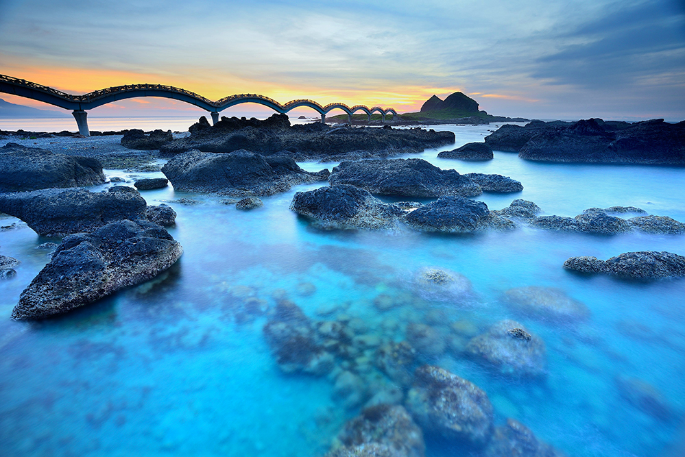 Famous Sanxiantai dragon bridge, connecting Sanxiantai Island and the Taiwan east coast (Photo by Anthony Ko / Getty Images)